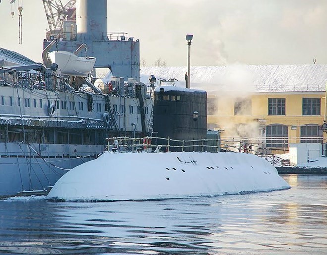 Tàu ngầm HQ-184 Hải Phòng tại nhà máy Admiralty Verfi sau chuyến thử nghiệm.