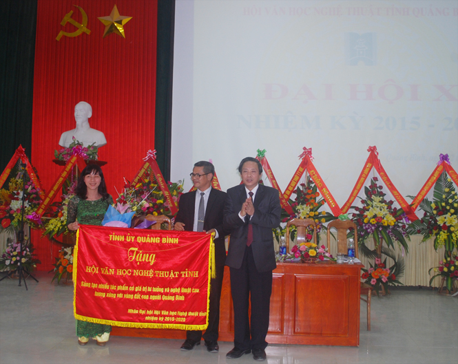 Đồng chí Hoàng Đăng Quang, Phó Bí thư Thường trực Tỉnh ủy trao bức trướng của Tỉnh ủy tặng Đại hội Hội VHNT Quảng Bình lần thứ X.