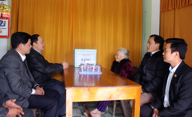 Đồng chí Trưởng ban Tổ chức Tỉnh ủy tặng quà cho bà Cao Thị Xao.