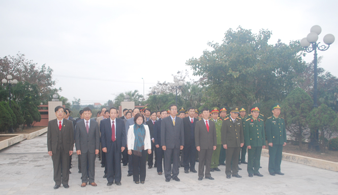 Các đồng chí lãnh đạo tỉnh viếng Nghĩa trang liệt sĩ Ba Dốc.