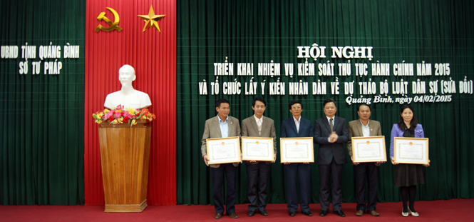  Đồng chí Nguyễn Tiến Hoàng, Tỉnh ủy viên, Phó Chủ tịch UBND trao bằng khen của UBND tỉnh cho các tập thể có thành tích xuất sắc trong công tác kiểm soát thủ tục hành chính năm 2014.