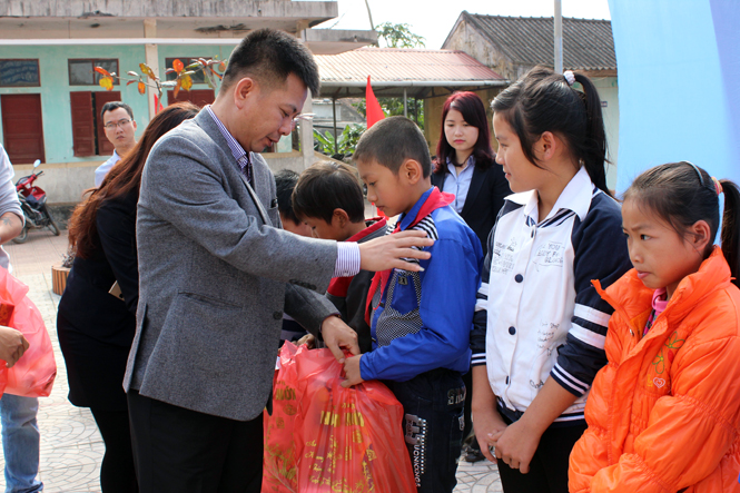 Trao quà tết cho các cháu tàn tật tại Trung tâm giáo dục trẻ khuyết tật huyện Lệ Thủy