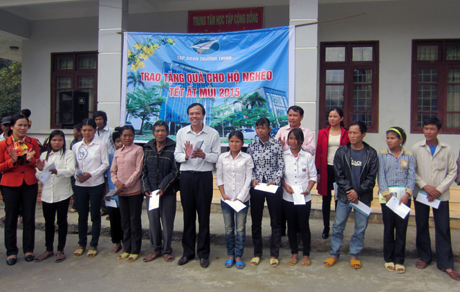  Đại diện Ban Thường trực Ủy ban MTTQVN tỉnh, Công ty Tập đoàn Trường Thịnh trao quà cho các hộ nghèo xã Lâm Hóa, Tuyên Hóa