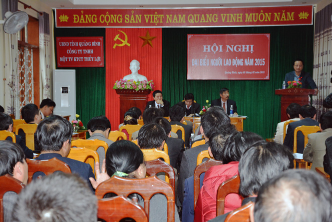 Đồng chí Trần Văn Tuân, UVTVTU, Phó Chủ tịch UBND tỉnh phát biểu ý kiến tại hội nghị.