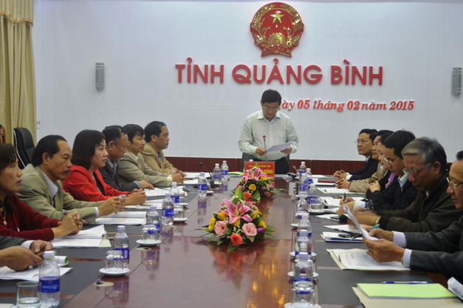 Đồng chí Trần Tiến Dũng, TUV, Phó Chủ tịch UBND tỉnh phát biểu tham luận tại hội nghị.