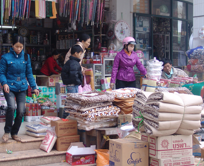 Hoạt động kinh doanh thương mại ở chợ Quán Hàu.
