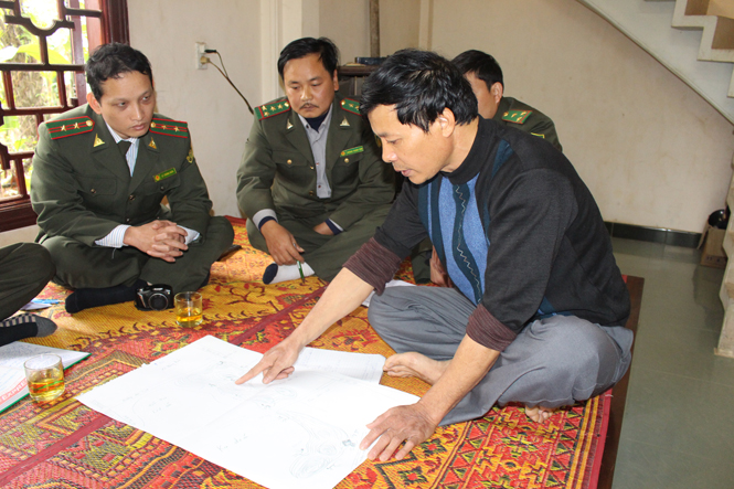 Ông Nguyễn Thanh Tú cùng với lực lượng kiểm lâm đang bàn kế hoạch bảo vệ đàn Voọc.