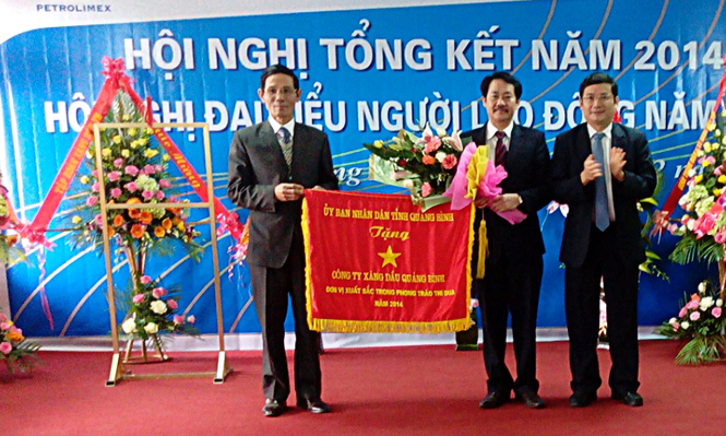 Đồng chí Trần Tiến Dũng, TUV, Phó Chủ tịch UBND tỉnh trao cờ 