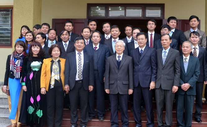 Đồng chí Tổng Bí thư chụp ảnh lưu niệm cùng lãnh đạo tỉnh và cán bộ, công nhân Nhà máy chế biến gỗ xuất khẩu Phú Quý.