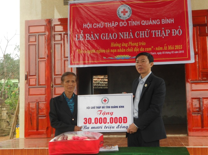 Đại diện hội chữ thập đỏ bàn giao nhà tình nghĩa cho gia đình chị Phạm Thị Bích ở thôn Tùng Giang, xã Quảng Châu, huyện Quảng Trạch.
