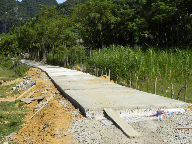 Đầu tư xây dựng giao thông nông thôn ở xã Hóa Phúc.