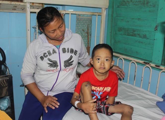 Một trường hợp trẻ bị bệnh tan máu bẩm sinh đang điều trị tại khoa Nhi, Bệnh viện Hữu nghị Việt Nam - Cu Ba Đồng Hới.