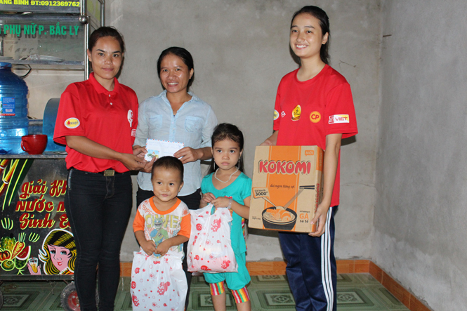 Các tình nguyện viên trong CLB Thanh niên vận động HMTN Quảng Bình thăm và trao quà cho chị Hà.
