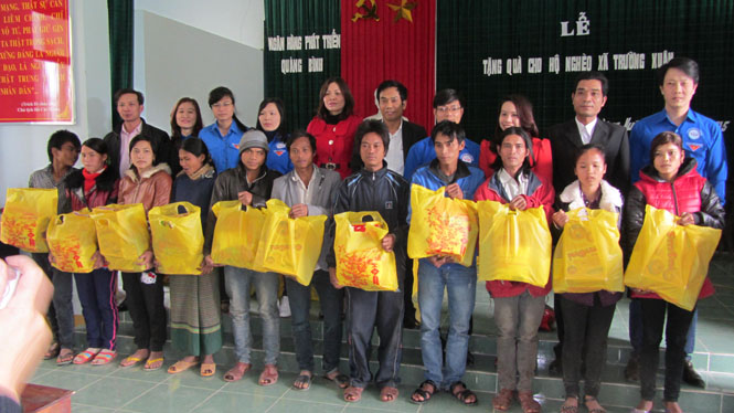Ngân hàng phát triển tặng quà cho các hộ nghèo ở xã Trường Xuân.