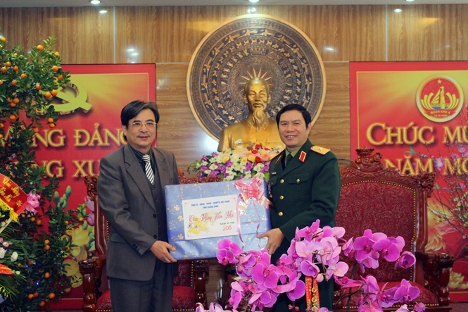 Đồng chí Lê Hùng Phi tặng quà cho cán bộ, chiến sỹ Quân khu IV.