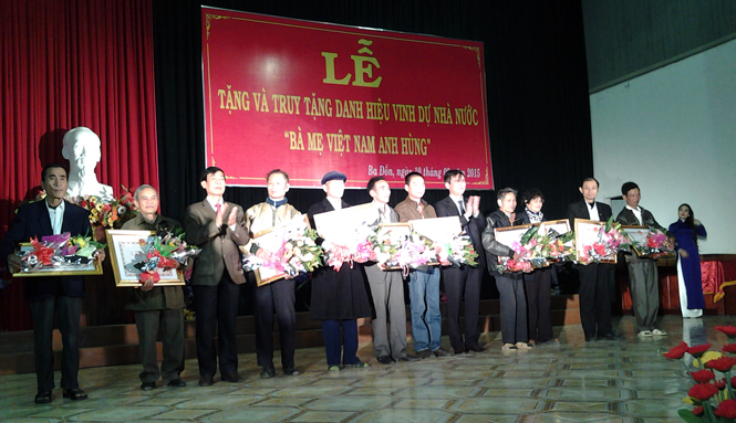 Thừa ủy quyền của Chủ tịch nước, đại diện lãnh đạo thị xã Ba Đồn truy tặng danh hiệu vinh dự Nhà nước 