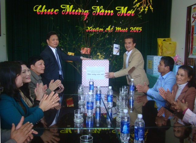  Đồng chí Nguyễn Tiến Hoàng, Tỉnh ủy viên, Phó Chủ tịch UBND tỉnh  tặng quà cho cán bộ, giáo viên, nhân viên Làng trẻ em SOS