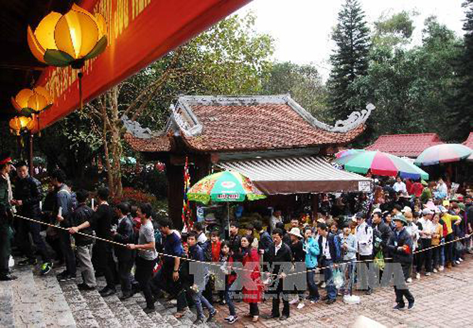  Lễ hội Yên Tử thu hút đông đảo du khách về hành hương lễ Phật. Ảnh: TTXVN