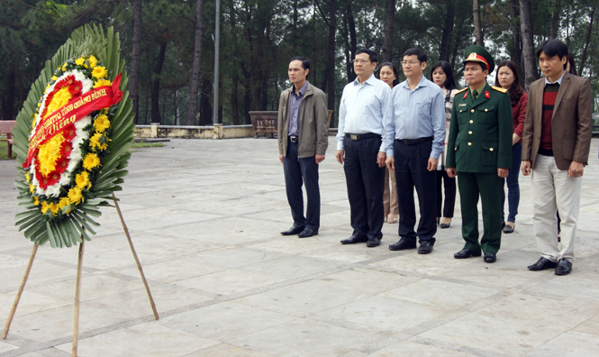 Đồng chí Trần Tiến Dũng, Tỉnh ủy viên, Phó Chủ tịch UBND tỉnh đặt vòng hoa, dâng hương tại nghĩa trang liệt sỹ Quốc gia Trường Sơn.