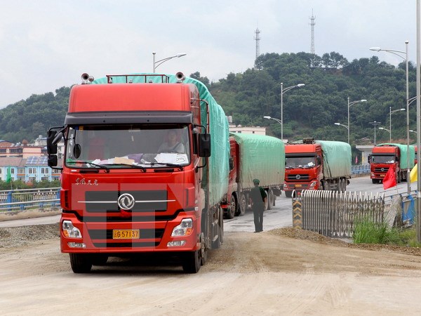 Vận chuyển hàng hóa xuất nhập khẩu qua cửa khẩu Lào Cai. (Ảnh: Doãn Tấn/TTXVN)