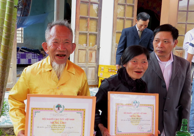 Hai vợ chồng cụ Phan Văn Điền rất vui trong ngày được cả làng đến mừng thọ.