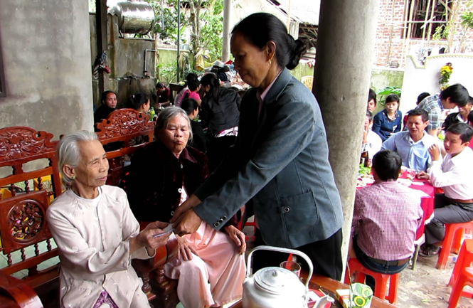 Ngoài việc đến chúc mừng, người dân làng Thọ Linh còn tặng quà cho các cụ được mừng thọ.