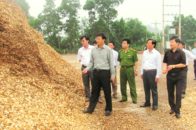 Đồng chí Lương Ngọc Bính, Ủy viên Trung ương Đảng, Bí thư Tỉnh ủy, Chủ tịch HĐND tỉnh thăm một cơ sở sản xuất tại huyện Minh Hóa.