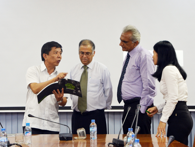 Đồng chí Chủ tịch UBND tỉnh giới thiệu tiềm năng của Quảng Bình với nhà đầu tư Ấn Độ.
