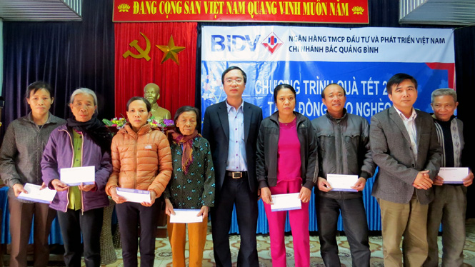 Ông Nguyễn Quang Đại, Phó Giám đốc chi nhánh, Chủ tịch công đoàn BIDV Bắc Quảng Bình trao quà tết cho các hộ dân có hoàn cảnh khó khăn tại xã Quảng Liên (Quảng Trạch).