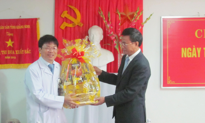 Đồng chí Lương Ngọc Bính, Uỷ viên Trung ương Đảng, Bí thư Tỉnh ủy, Chủ tịch HĐND tỉnh tặng quà chúc mừng đội ngũ cán bộ, nhân viên Bệnh viện hữu nghị Việt Nam-Cu Ba Đồng Hới nhân dịp Tết Nguyên đán Ất Mùi 2015.