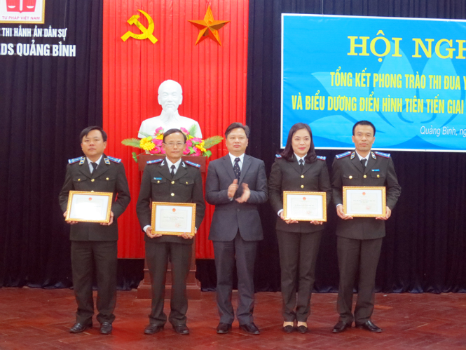 Đồng chí Nguyễn Tiến Hoàng trao Giấy chứng nhận của Bộ Trưởng Bộ Tư pháp cho các tập thể đạt danh hiệu “Tập thể lao động xuất sắc” trong toàn ngành Tư pháp.