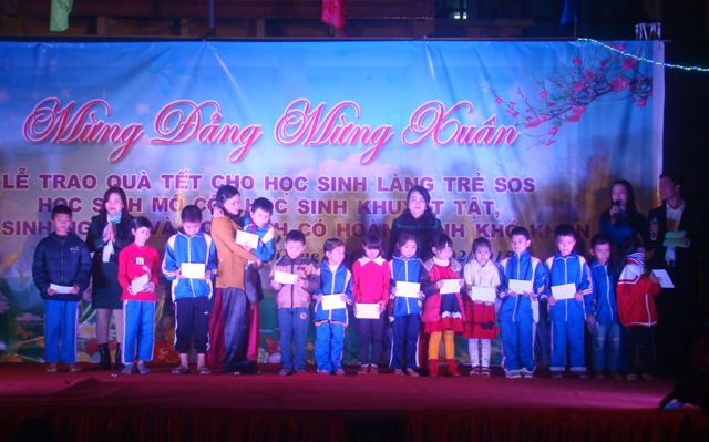 Lãnh đạo Phòng Giáo dục-Đào tạo TP.Đồng Hới và Trường tiểu học Đồng Phú trao quà Tết cho các em học sinh.