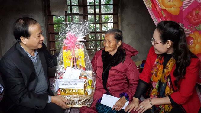 Đồng chí Trần Văn Tuân thăm và tặng quà Bà Mẹ Việt Nam anh hùng Lê Thị Bòn ở xã Duy Ninh.