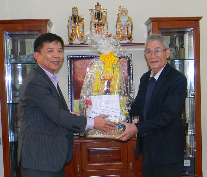 Đồng chí Nguyễn Hữu Hoài tặng quà và chúc tết bác Phạm Phước, Nguyên Chủ tịch UBND tỉnh.
