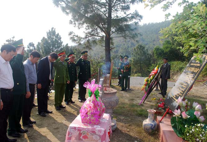 Các đồng chí lãnh đạo tỉnh dâng hương viếng mộ Đại tướng Võ Nguyên Giáp.