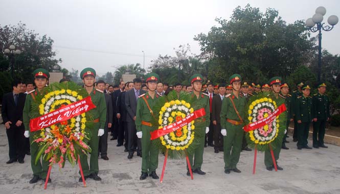 Các đồng chí lãnh đạo tỉnh dâng hương viếng các Anh hùng, Liệt sĩ tại Nghĩa trang Ba Dốc