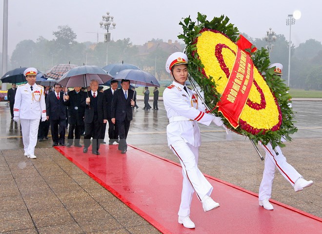 Lãnh đạo Đảng, Nhà nước đến đặt vòng hoa và vào Lăng viếng Chủ tịch Hồ Chí Minh. (Ảnh: Thống Nhất/TTXVN)