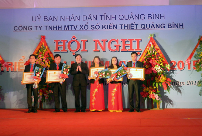 Đồng chí Nguyễn Xuân Quang trao bằng khen cho các tập thể, cá nhân Công ty TNHH MTV xổ số kiến thiết Quảng Bình.
