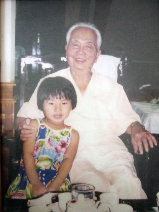 Cô bé Hạnh Trang chụp ảnh lưu niệm với Đại tướng năm 1999.