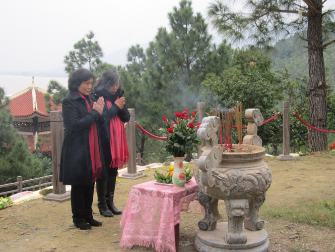 Bà Võ Hòa Bình trước phần mộ Đại tướng nơi Vũng Chùa - Đảo Yến.