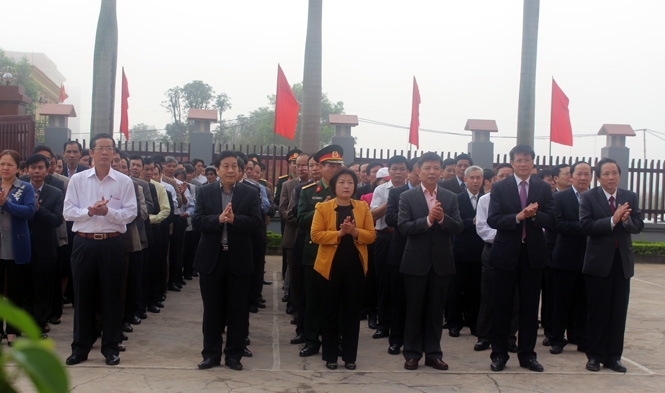 Các đồng chí lãnh đạo tỉnh và thành phố Đồng Hới tham dự lễ phát động tết trồng cây 