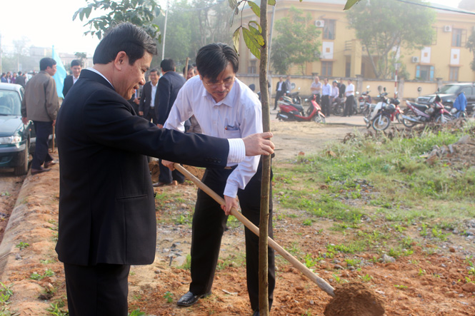 Đồng chí Lê Hùng Phi, Ủy viên Thường vụ Tỉnh ủy, Chủ tịch UBMTTQ Việt Nam tỉnh trồng cây trên đường 23-8
