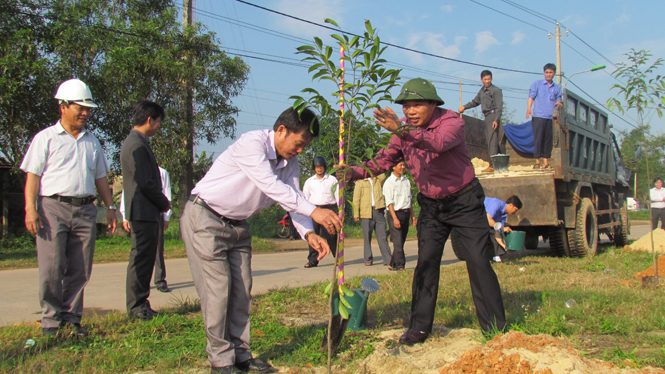 Các đồng chí lãnh đạo huyện Lệ Thủy trồng cây tại trung tâm huyện.
