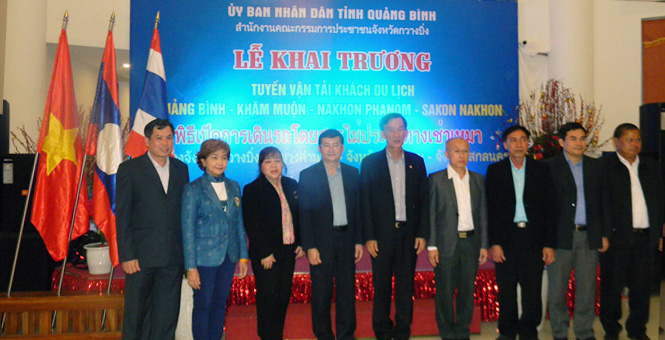 Đại diện lãnh đạo các tỉnh Quảng Bình (Việt Nam)-Khăm Muộn (Lào)-Nakhon Phanom và Sakon Nakhon (Thái Lan) tại buổi lễ khai trương.