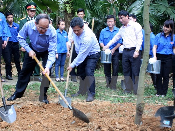 Chủ tịch Nguyễn Thiện Nhân và các đại biểu trồng cây lưu niệm tại Khu di tích lịch sử Kim Bình, huyện Chiêm Hóa. (Ảnh: Quang Cường/TTXVN)