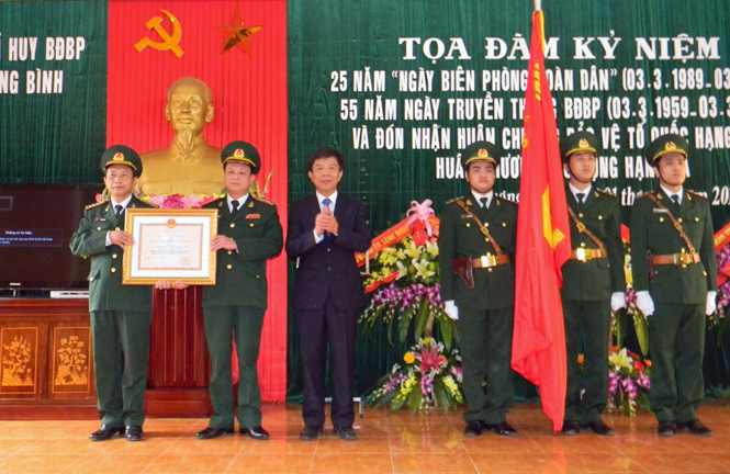 Thừa ủy quyền của Chủ tịch nước, đồng chí Nguyễn Hữu Hoài, Phó Bí thư Tỉnh ủy, Chủ tịch UBND tỉnh trao tặng Huân chương Bảo vệ Tổ quốc hạng Nhất cho BĐBP tỉnh năm 2014.