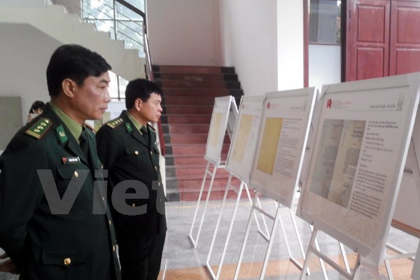Bộ bản đồ lưu động sẽ giúp các chiến sĩ biên phòng, các tầng lớp nhân dân hiểu rõ hơn về chủ quyền của Việt Nam với Trường Sa và Hoàng Sa. (Ảnh: T.H/Vietnam+)