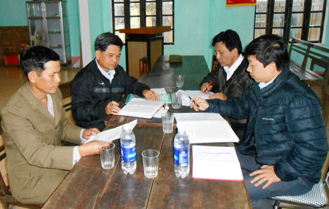 Lãnh đạo Đảng ủy xã Võ Ninh họp bàn với Đảng ủy thôn Hà Thiệp về phát triển thủy sản.