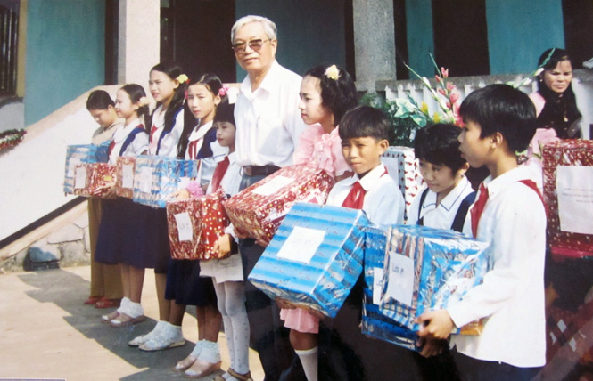 Bác Thái Bá Nhiệm tặng quà cho các em học sinh nghèo vượt khó học giỏi lúc còn là Chủ tịch Hội Bảo trợ NTT và TMC tỉnh.