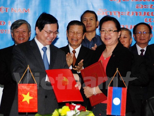 Bộ trưởng Công Thương Vũ Huy Hoàng và Bộ trưởng Công Thương Lào Khemmani Pholsena ký kết Hiệp định thương mại song phương. (Ảnh: Phạm Kiên/Vietnam+)